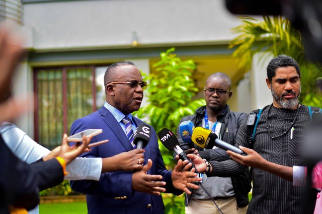 VICE-PRESIDENT OF THE REPUBLIC VISITS THE ANGOLAN EMBASSY IN NAIROBI