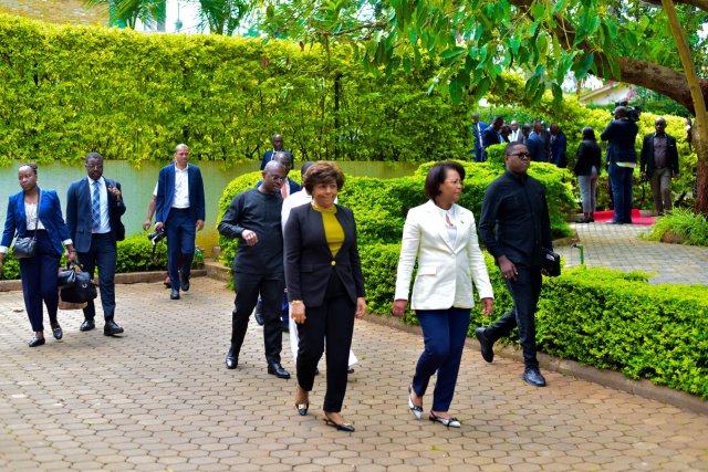 VICE-PRESIDENT OF THE REPUBLIC VISITS THE ANGOLAN EMBASSY IN NAIROBI