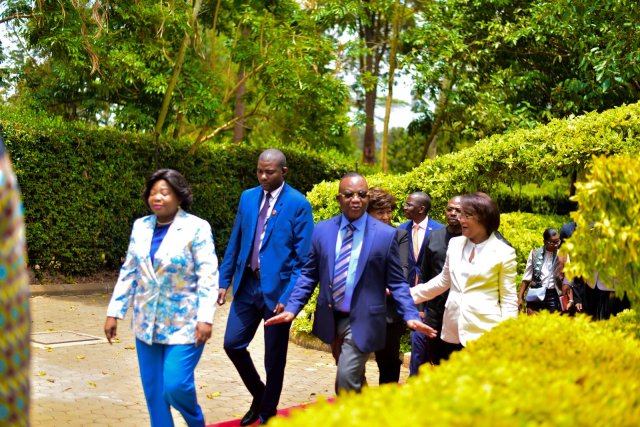 VICE-PRESIDENT OF THE REPUBLIC VISITS THE ANGOLAN EMBASSY IN NAIROBI